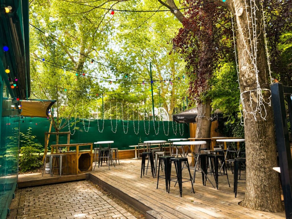 La terrasse du kiosque des Belles Aires sous les arbres