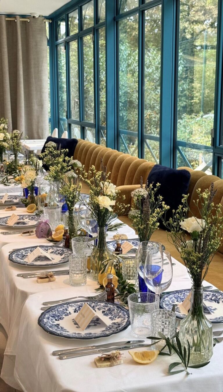 Banquet dressé sous la verrière