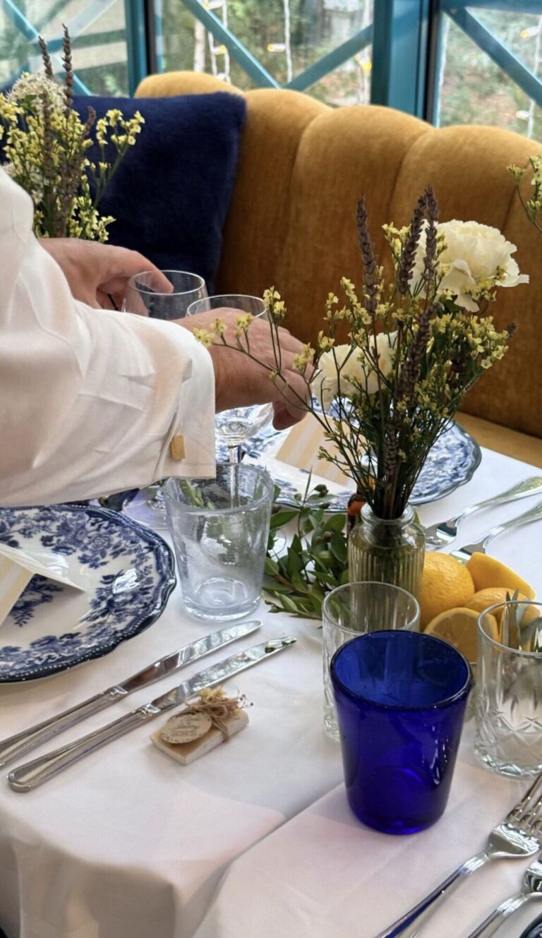 Détails de table : vaisselle bleue et bouquets