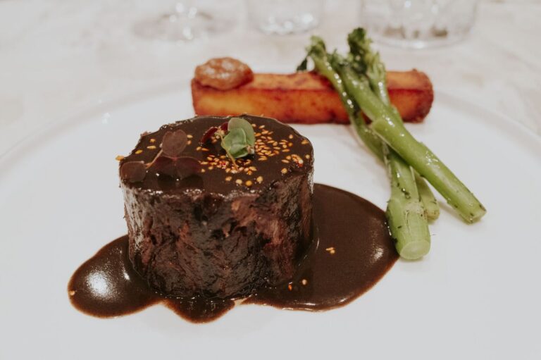 Plat signature du chef servi à l’assiette